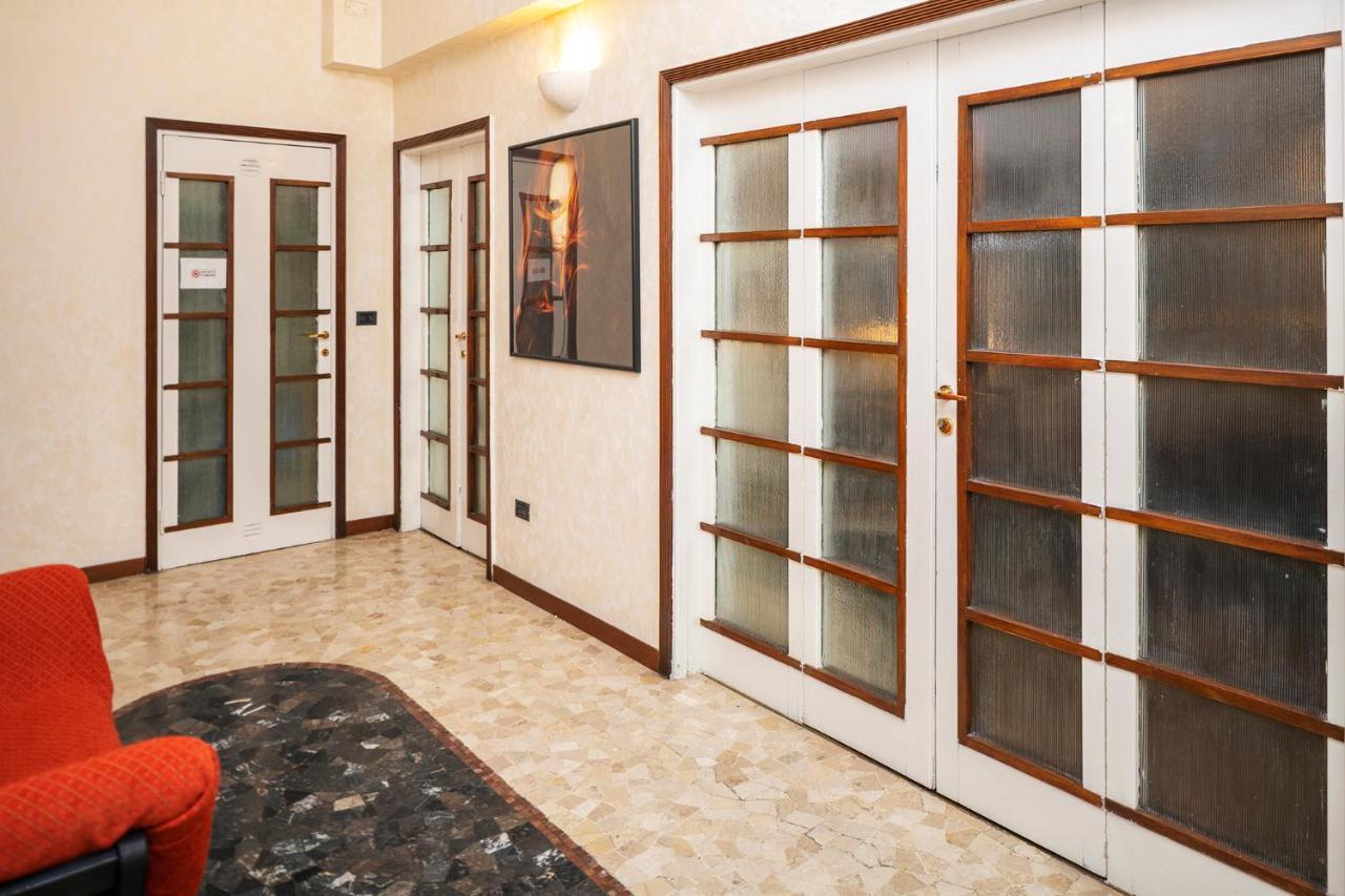 Central Apartment Milan Luaran gambar